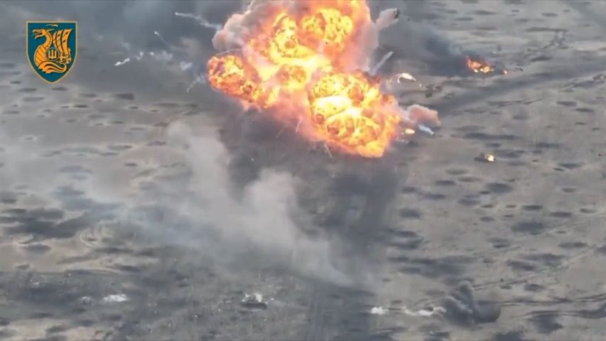 Výbuch ruské techniky. Záběry odhalují zkázu na východě Ukrajiny